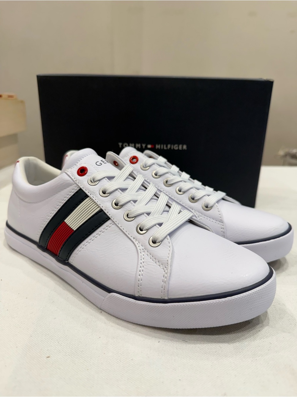 TOMMY HILFIGER REVEL3 MENS SNEAKERS COLOR WHITE  SIZE 8